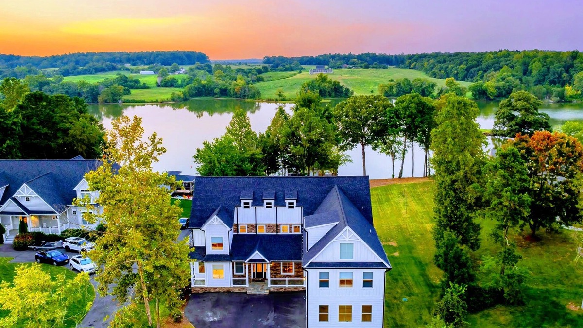 Livingston House | NEW 8BR Lakefront Lake Anna, Dock, Beach, Deck