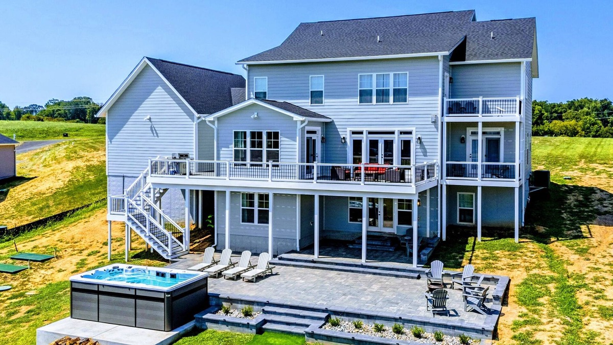 Mineral House | NEW 8BR Lakefront Lake Anna, Dock, & Swim Spa