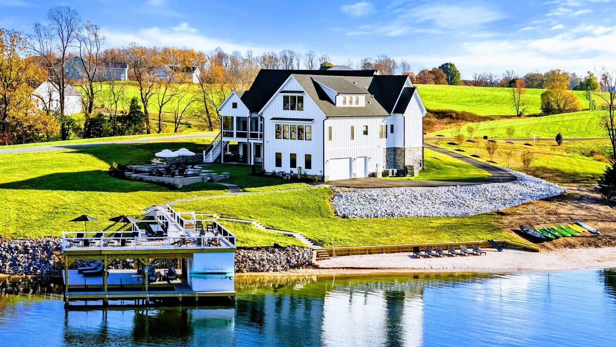Mineral House | NEW 9BR Lakefront Lake Anna, Pool, Beach, Dock