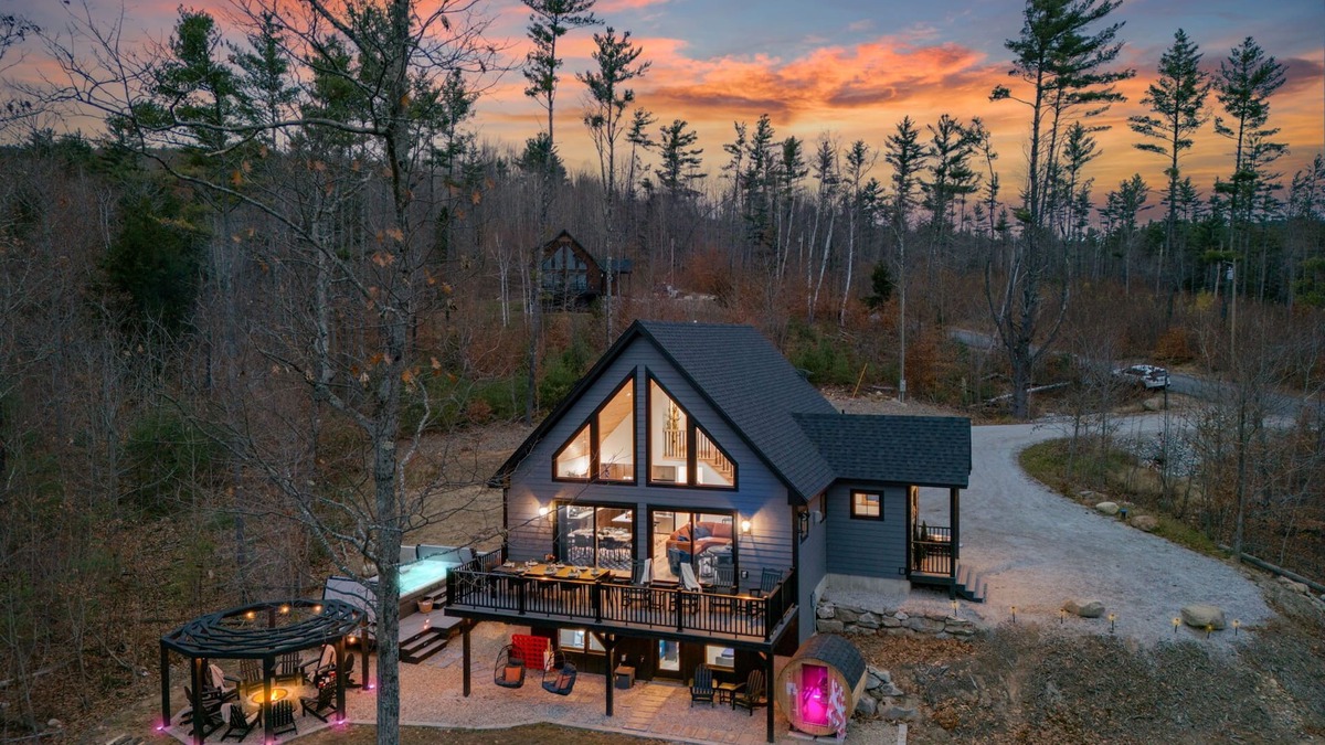 Bethel House | New A-Frame Chalet - Mountain Views-Sleeps 14 w/SwimSpa-Firepit-Sauna-DogsOK