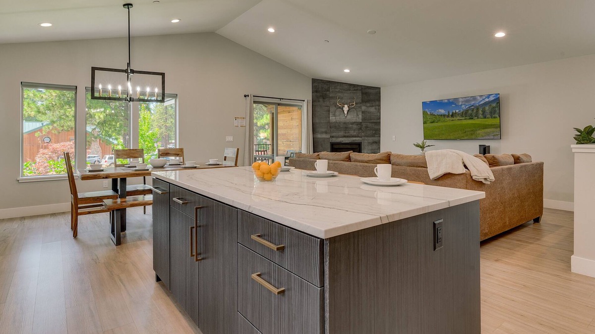 Y Area House | NEW! AC, Hot Tub, Grill, Newly Built, Open Floor Plan, Wifi, 5 of 6 – Emerald Bay Villa
