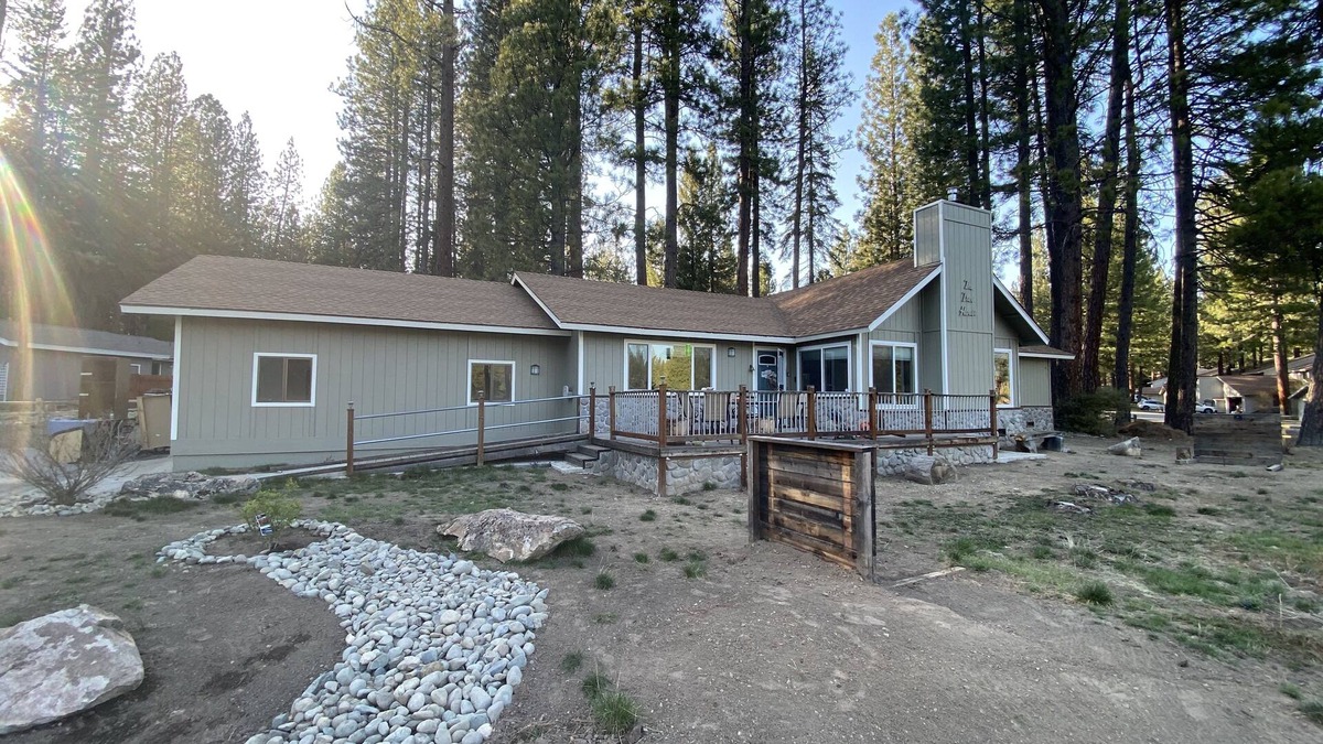 Plumas Eureka Estates House | New AC Installed: 3 bedroom home with golf course view , Dogs OK