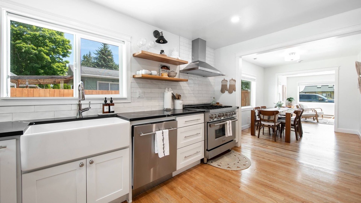 Shoreline House | NEW! AC & Single Level house| EV Charger, King Bed | Parking