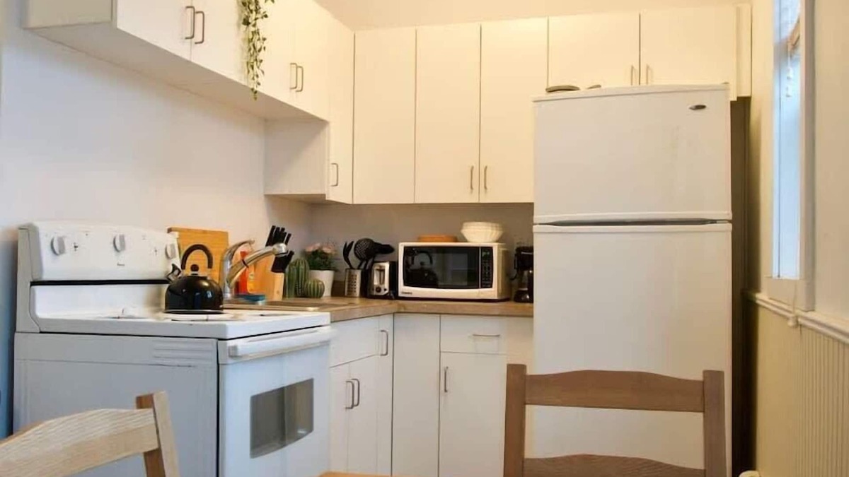 Moose Jaw Apartment | NEW Affordable Studio, perfect for work travellers, Smart TV, Parking, WiFi