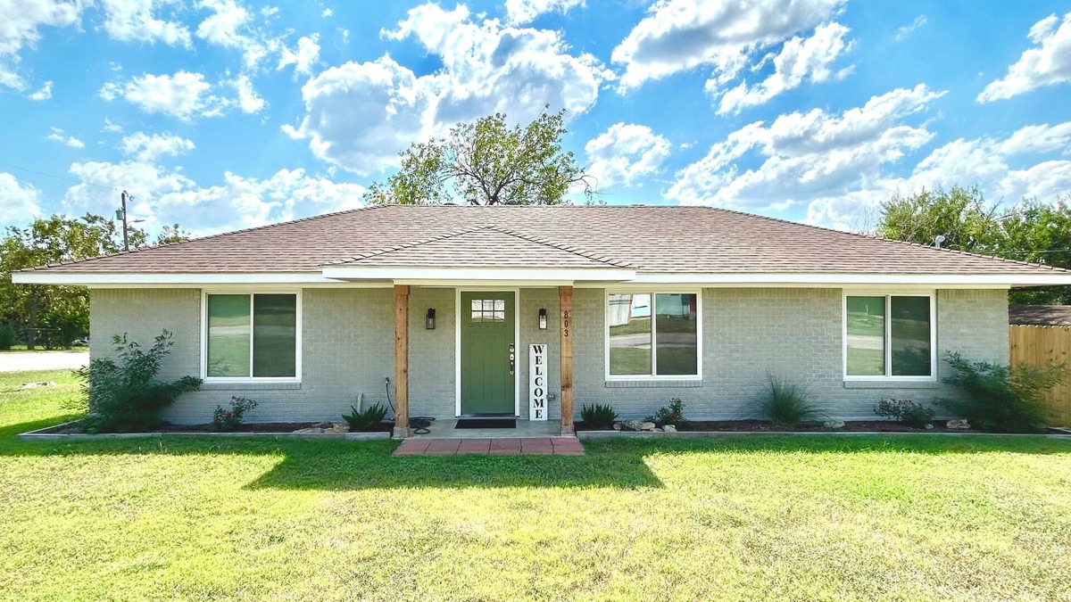 Brenham House | NEW! Air Brenham 1mi to downtown! Pet Friendly!