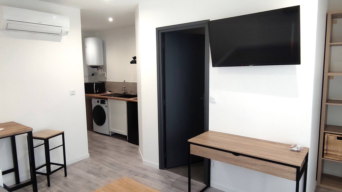 Chambray-les-Tours Apartment | NEW AIR CONDITIONED STUDIO + enclosed PK (Washer/dryer - Fiber Internet - Android TV)