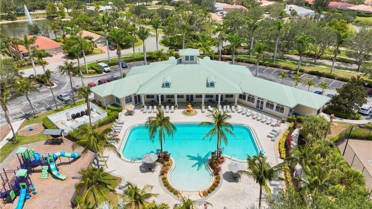 Fort Myers House | New! Amazing 4Br Oasis, Heated Pool/Spa, Gym, PickleBall - 5 Min to Downtown!