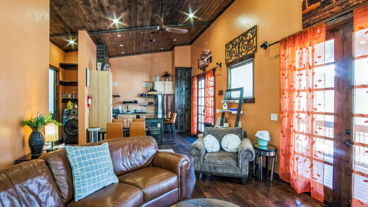 Fort Valley House | New, Amazing, Jetted Jacuzzi Tub, Mountain Views, Minutes 2 Downtown, Snow Bowl