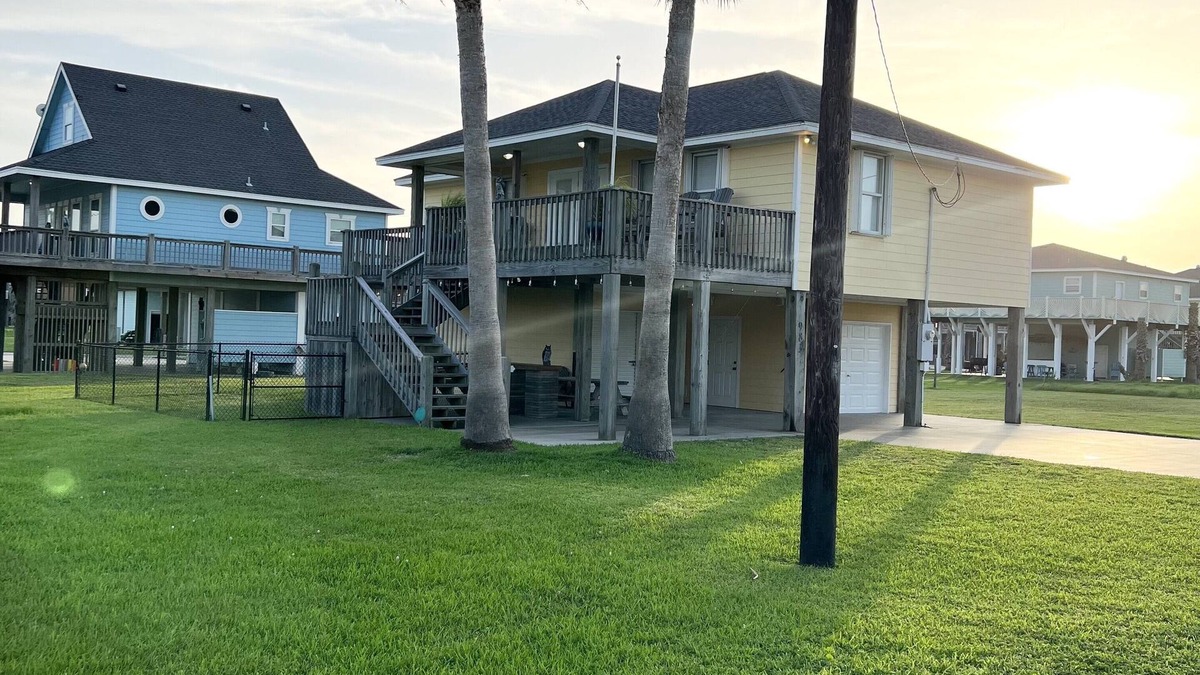 Port Bolivar Cottage | “New Ambiance” Enjoy this Lovely 2B/2B Beach Home! Sleeps 10! Beach access!