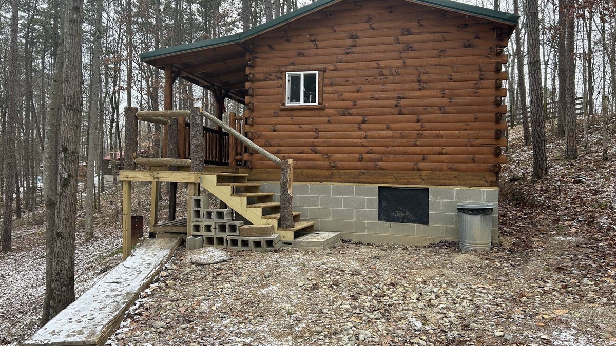 Ray Cabin | New Amish built log cabin near hocking hills & tar hollow, atvs & pet friendly