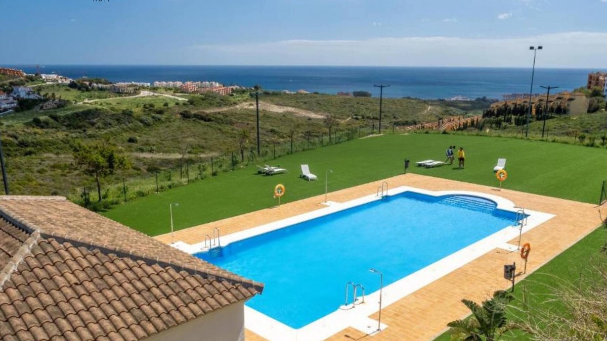 Puerto de la Duquesa Apartment | New and bright 3 bed apartment, 3min drive from an ecological reserved beach.