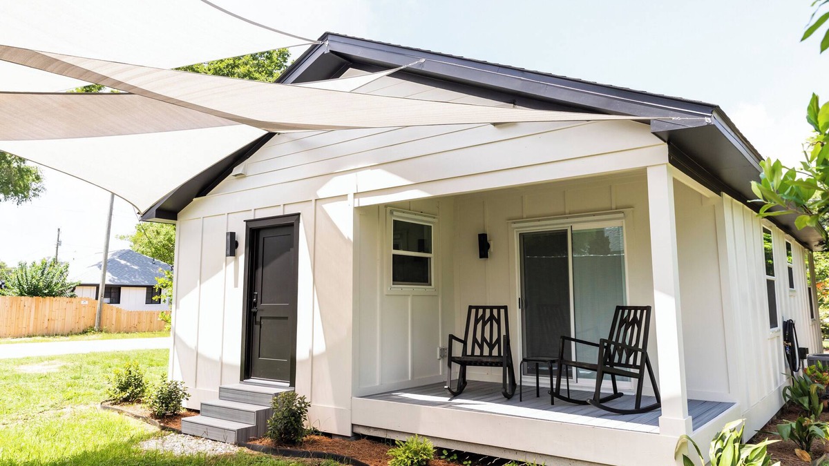 East Pensacola Heights House | New and Modern Double En-Suite