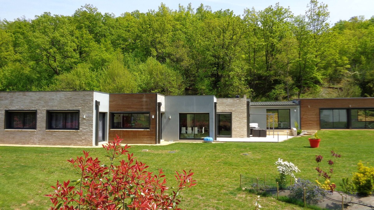 Orliaguet Villa | New and near Sarlat, a contemporary villa with heated indoor pool