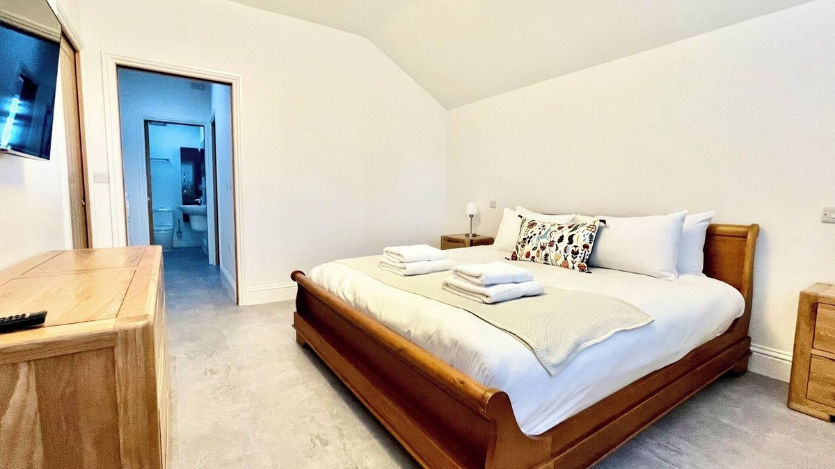 Bristol Apartment | New and Spacious Apartment - Sleeps 5