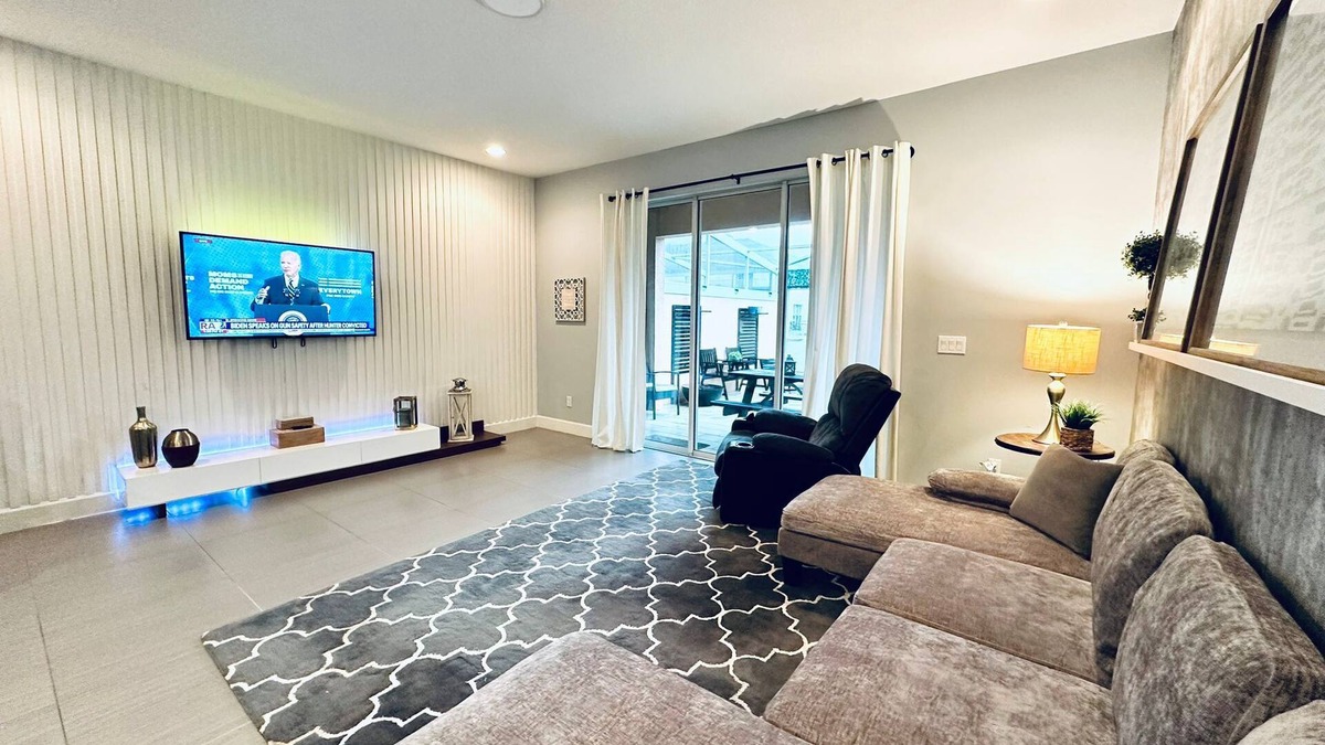 Silver Creek House | NEW and Stylish Townhouse - 13miles from DISNEY Complex