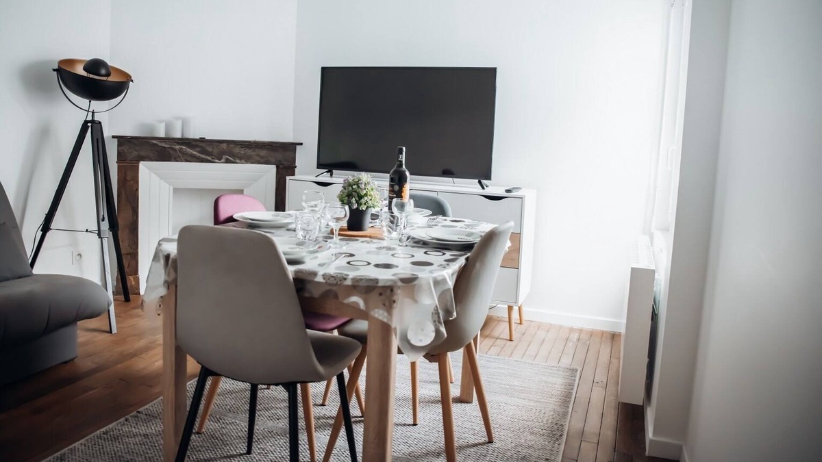 Ernee Apartment | new apartment downtown at the foot of the shops
