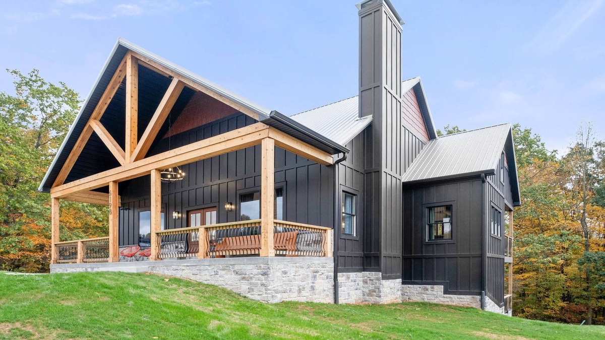 Taswell House | NEW at PATOKA lake! Big HOT TUB close to ramp POOL TABLE withn3 MASTER bedrooms!