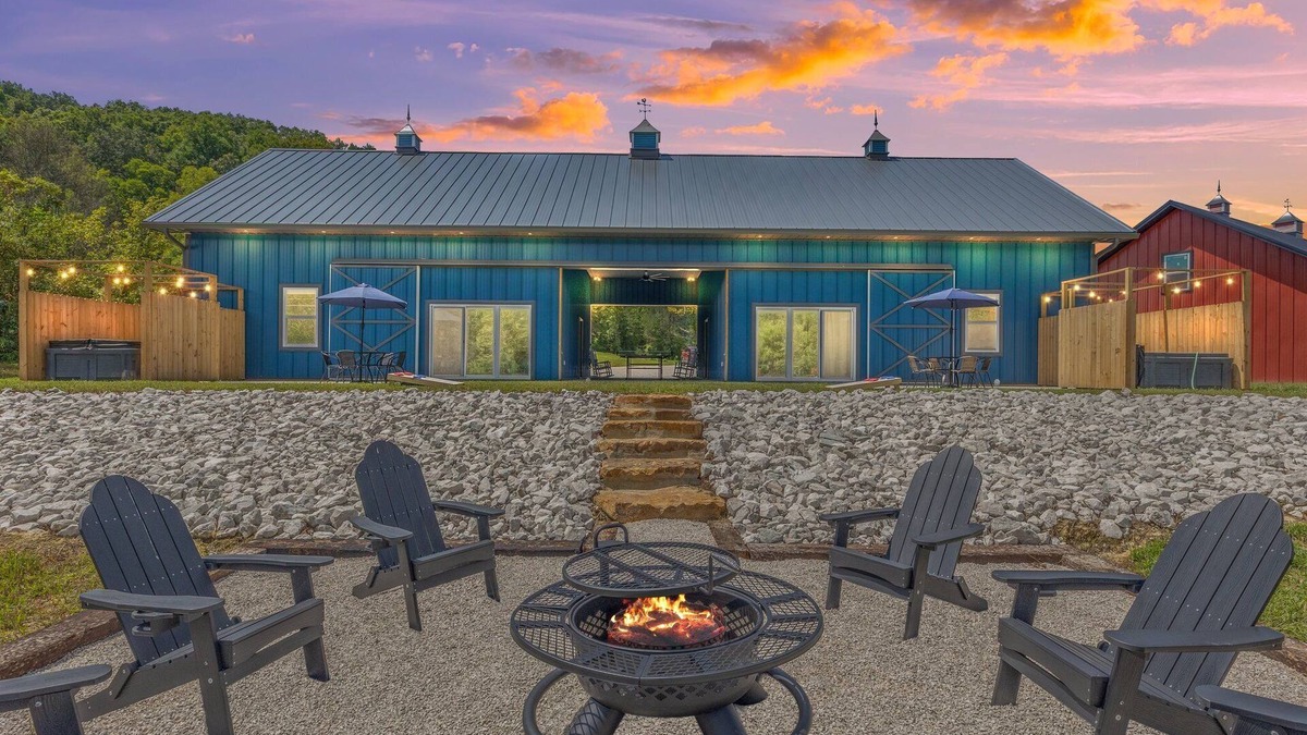 Stanton House | New Barndo/Kayak Launch/2 Private Hot Tubs