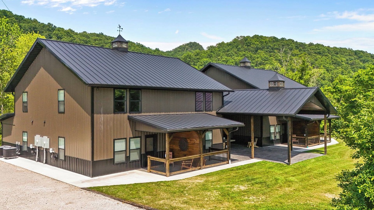 Stanton House | New Barndominium/12 Guest/2 Hot Tubs/2 Kitchens/2 Firepits