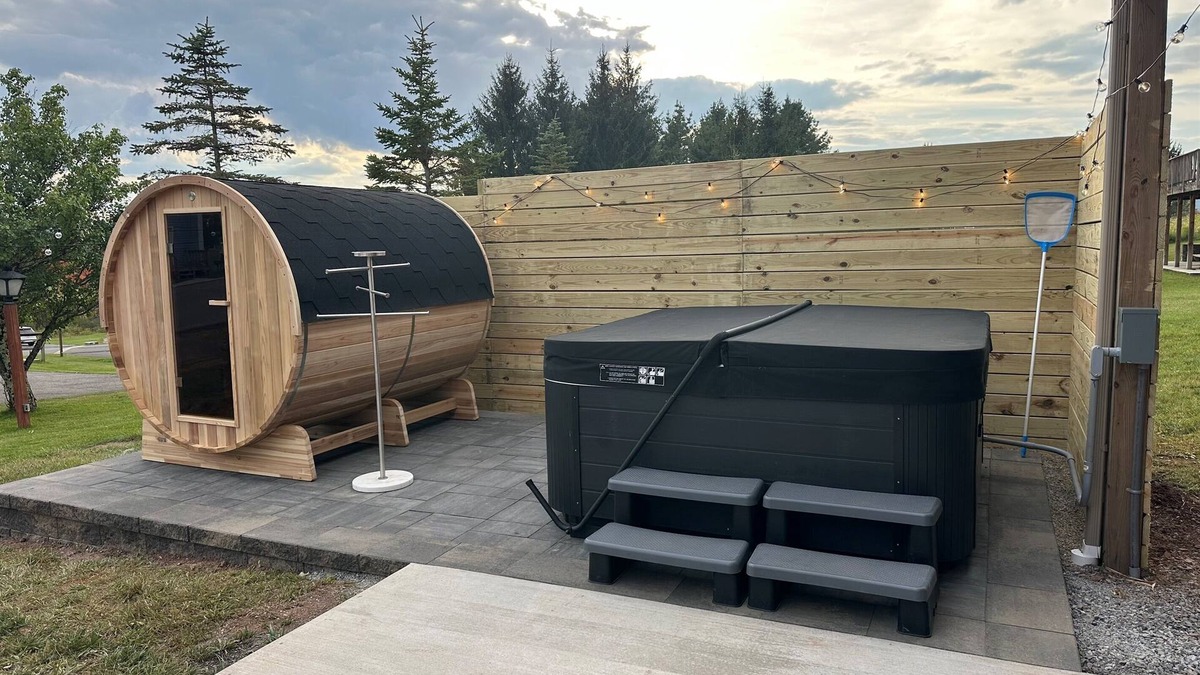 Davis House | New Barrel Sauna 5Kings Arcade AirHockey HotTub