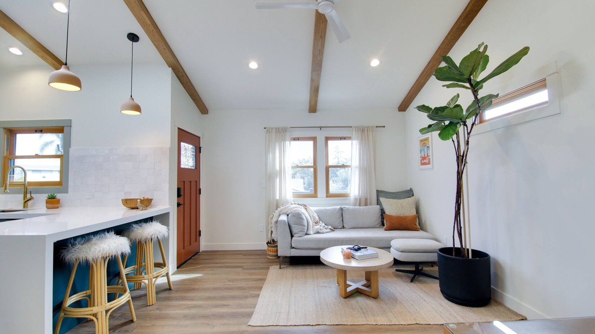 Eastside House | New Beach Bungalow 5 min from beach and restaurants + Hot Tub!