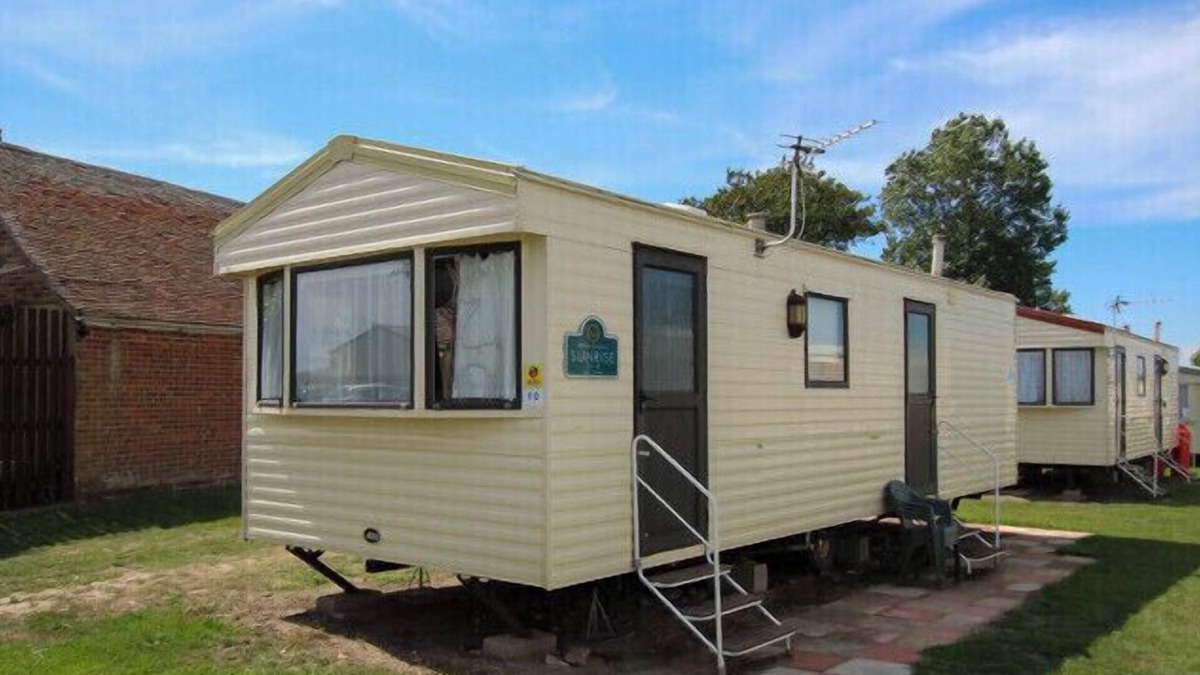 Dymchurch House | New beach holiday park spacious family caravan