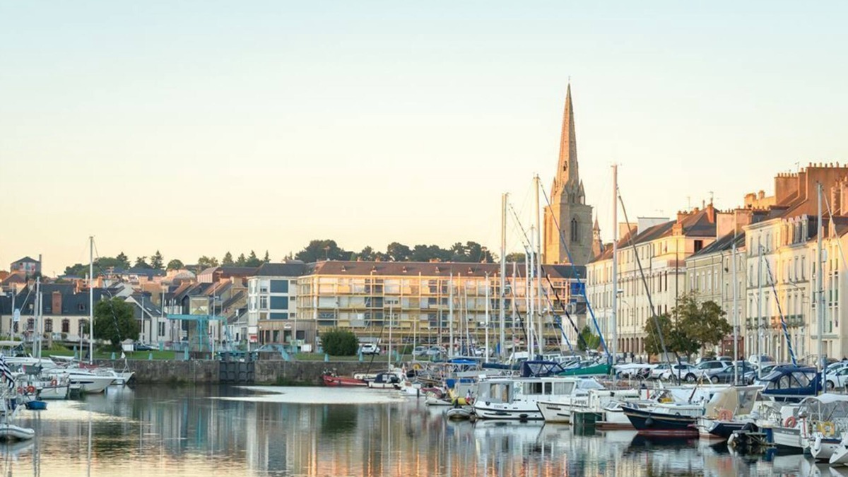 Redon Apartment | New Beau T3 - sleeps 4 - full heart of town Redon pedestrian street