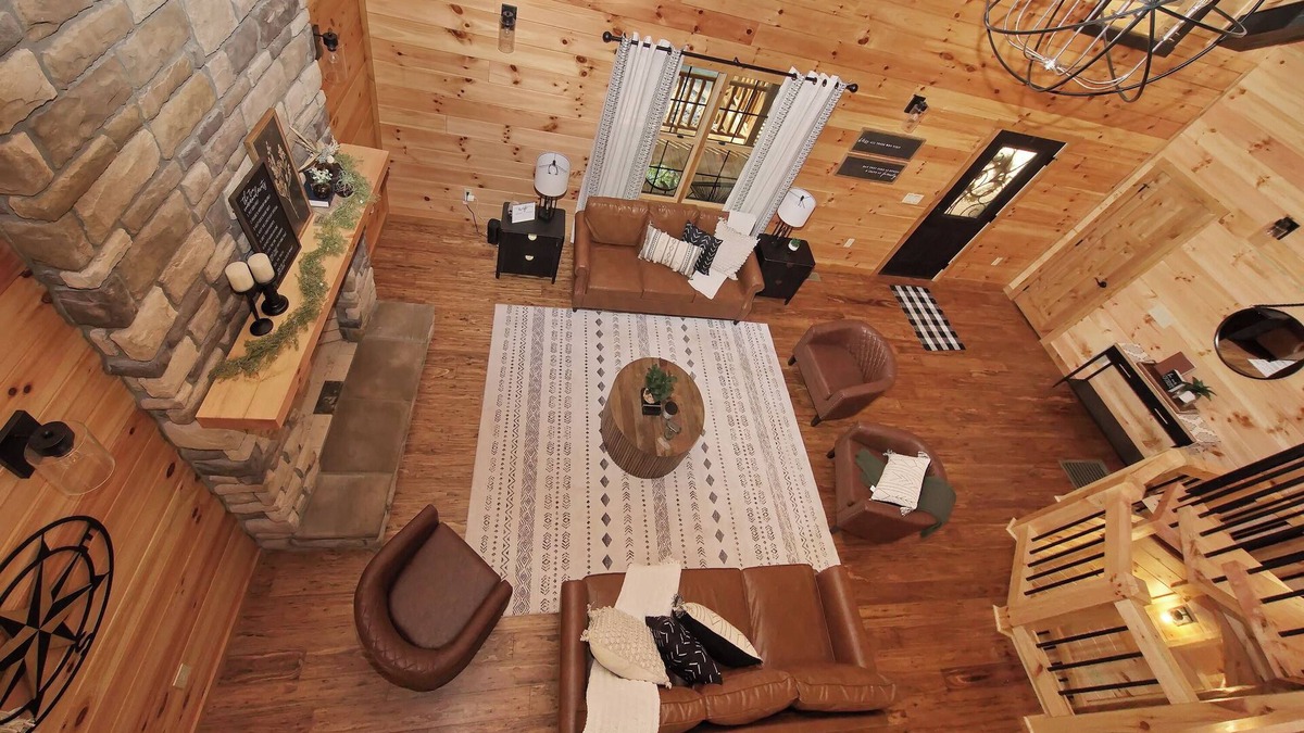 Logan Cabin | "New" Beautiful Cabin/Lodge-CHECKOUT 8 PM ON SUNDAYS! SLEEPS 14- Logan, OH