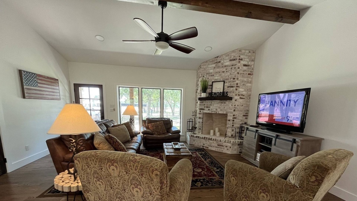 Fredericksburg House | New Beautiful House Private Hot Tub Shared Pools 3 bedroom/3bath add units avail
