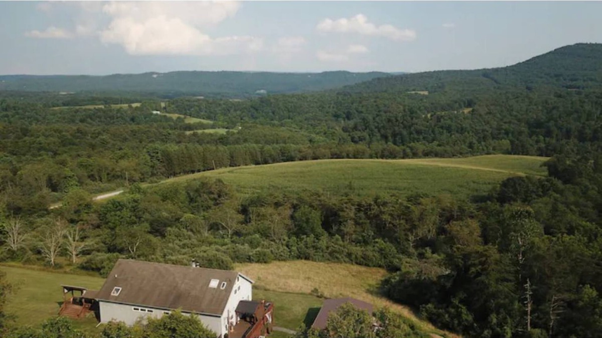Harrisonville Cabin | *New* Beautiful Lodge sleeps 10 adults & 3 kids w/Pano Mountain Views *Hot tub*