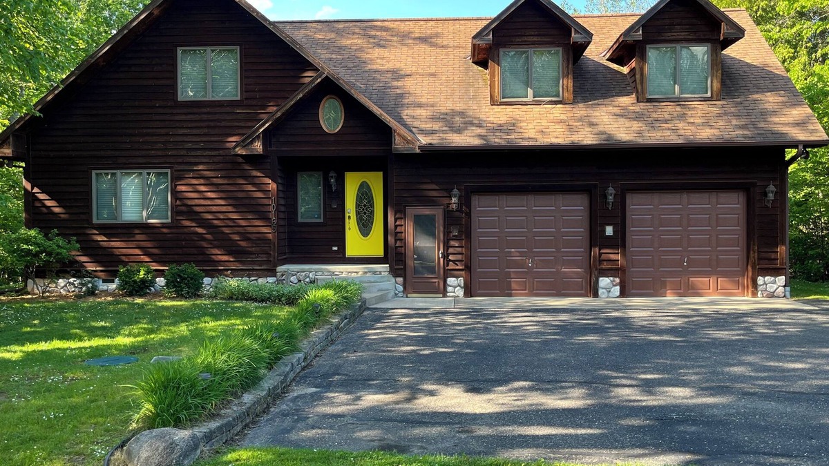 Petoskey House | *NEW* Beautiful Pickerel Lake Home! Friday to Friday in the summer!