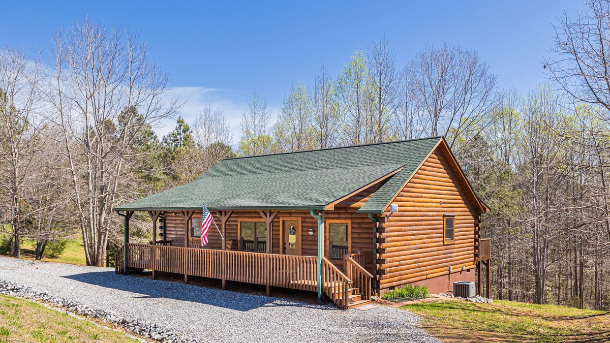 Vein Mountain Cabin | NEW BEAUTIFUL PRIVATE CABIN - 17 miles from Lake Lure & 19 miles from TIEC