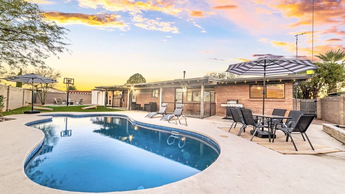 Tucson House | NEW Beautiful, Spacious Tucson OASIS 4BD/2.5BA, 11 Guests