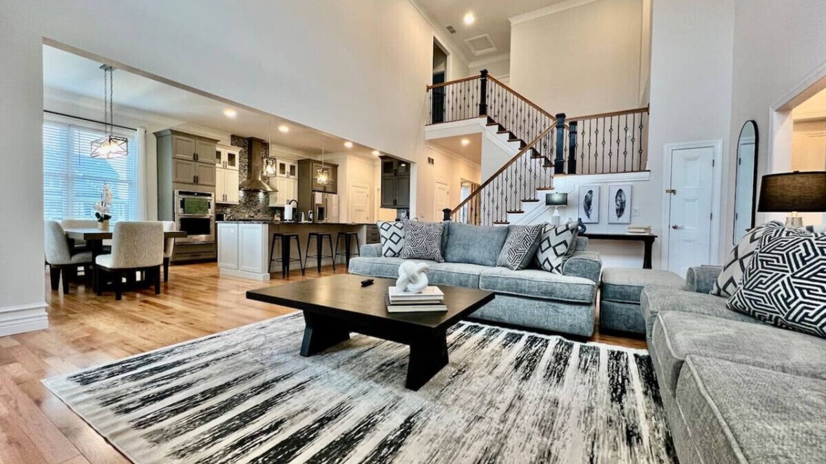 Otterbien Home Villa | NEW, big, beautiful, Executive Home Liberty Twp