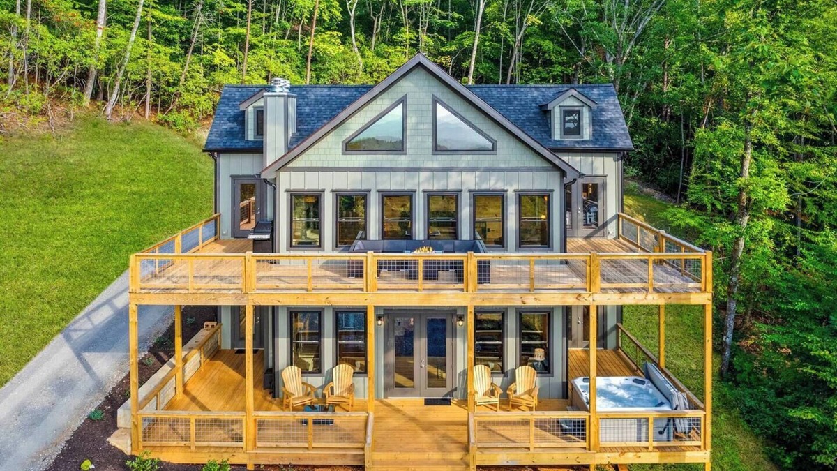 Franklin Cabin | *NEW* BIG Cabin*Hot-Tub*Firepit*King Beds*BIG VIEW