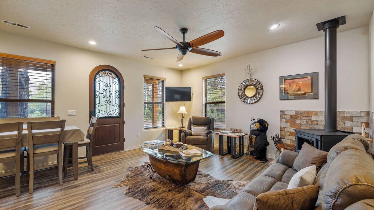 Cascade House | New* Bogie Bungalow - Walk to lake, bar & restaurant - Near golf course - AC - Fireplace - Pet Ok