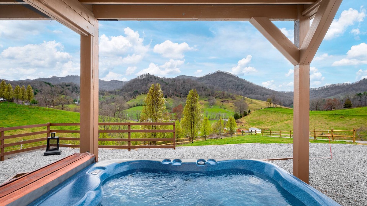 Clyde House | NEW Breathtaking Views, Hot tub and Arcade in a Peaceful Mountain View Retreat