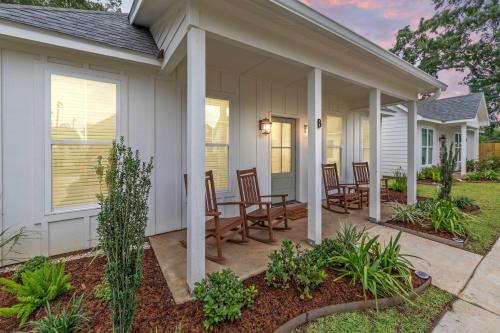 Youngsville House | New Breezy Cottage - King Bed - Mini-Golf - Park
