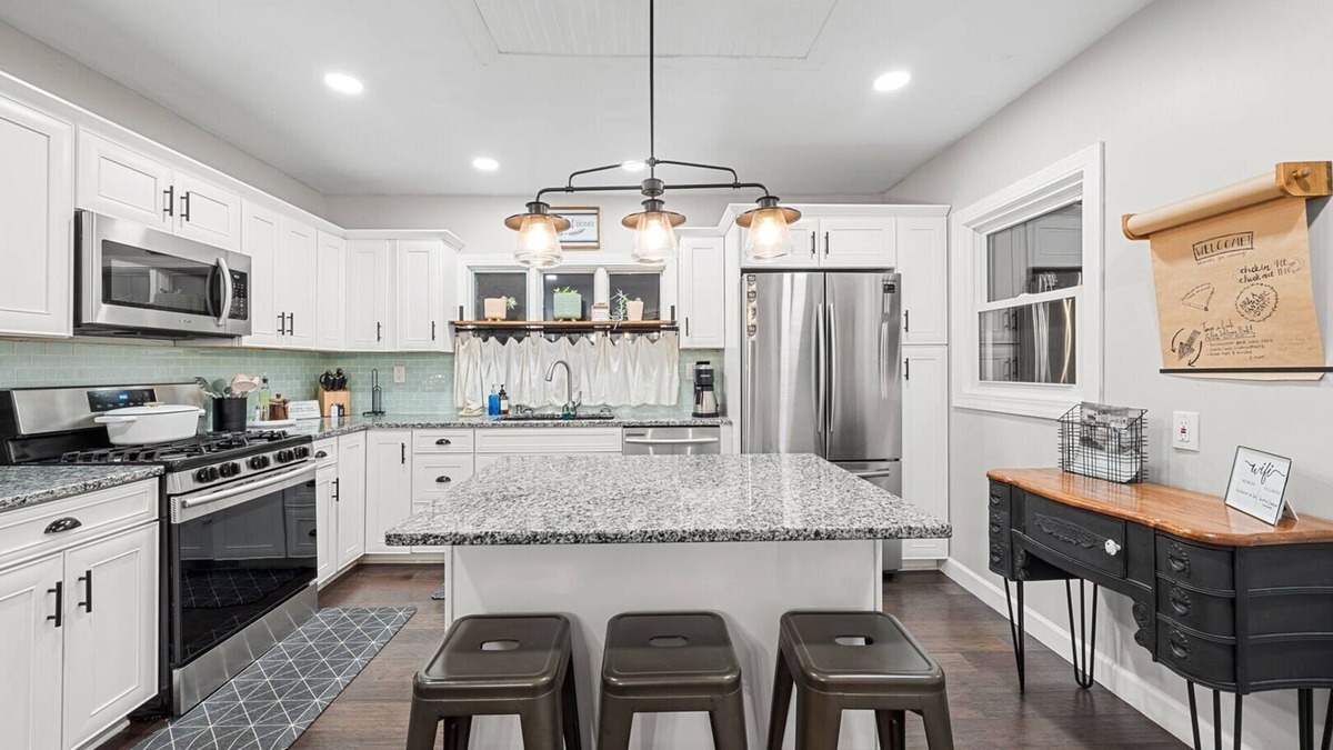 Cloquet House | New! Bright Beautiful Farmhouse on Oak