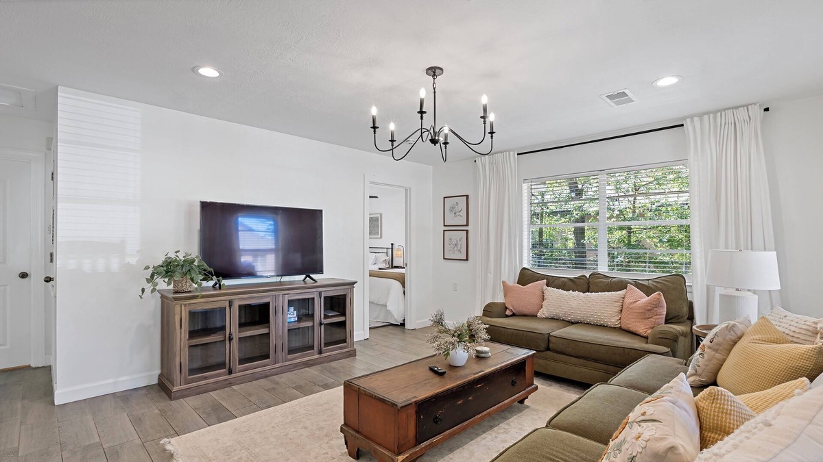 College Station House | NEW! Bright, charming cottage, fully renovated ~1 mi. to A&M