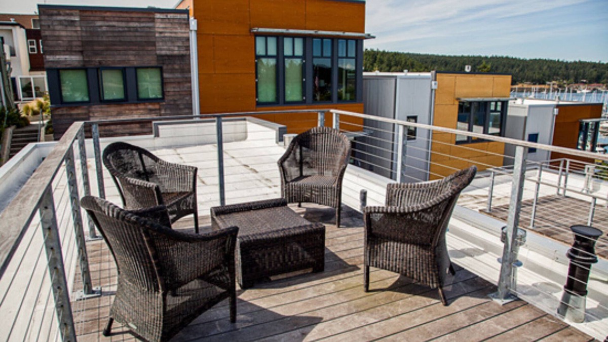Friday Harbor Apartment | ✨NEW✨ Bright in-town Penthouse with roof deck 😎