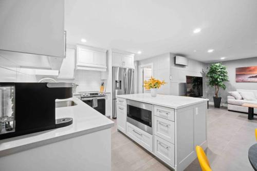 Parkrose Heights House | NEW! - Bright Modern Entire Unit KING BED!
