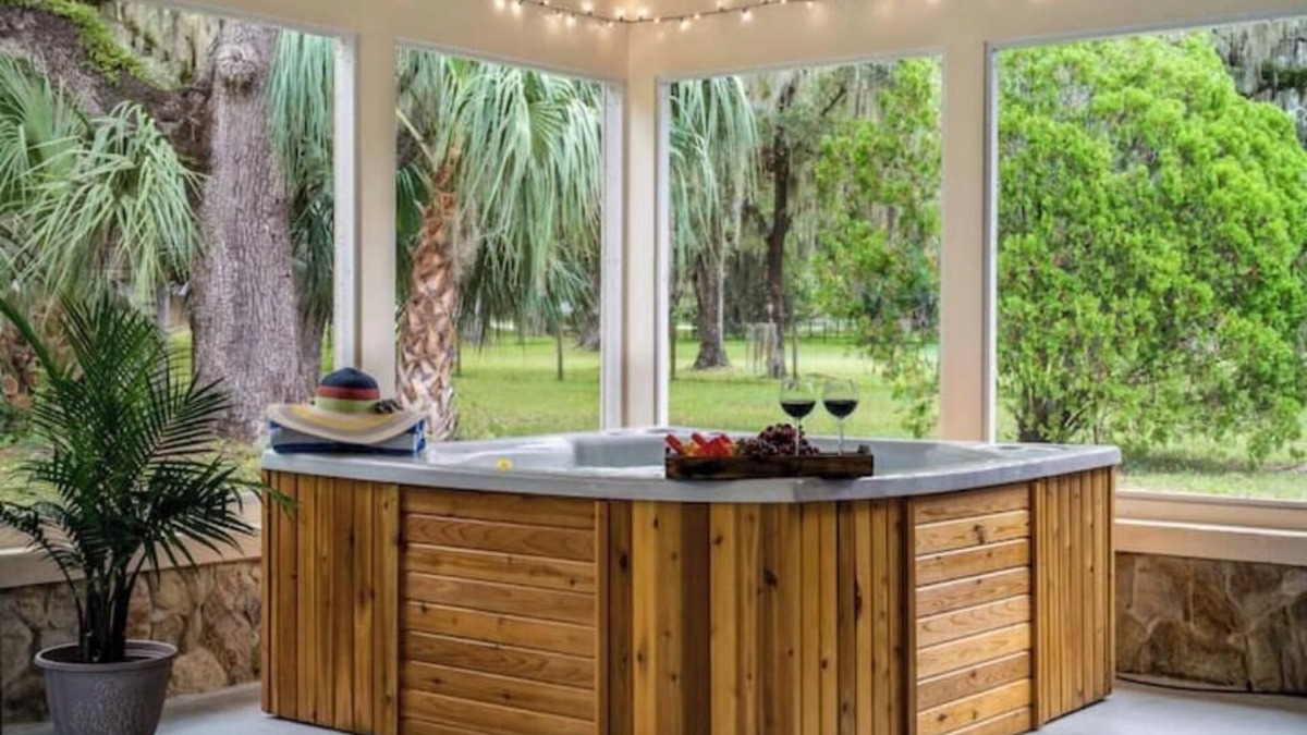 Crystal River House | NEW-Bring Your Boat-Family Fun Oasis-Near Springs-Huge Yard-Game Room-Spa-EV