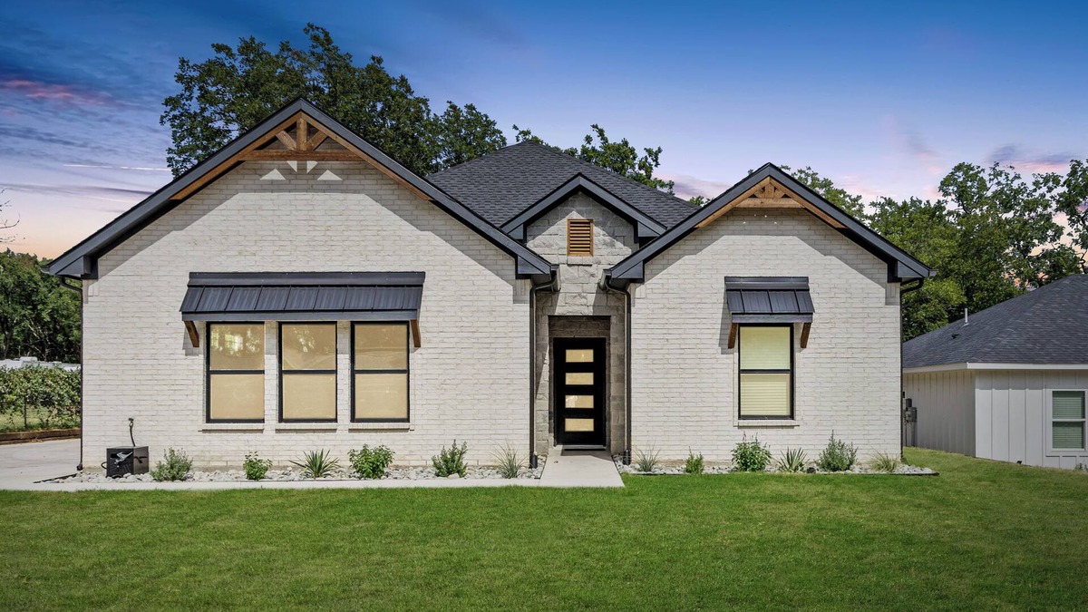 Denison House | New Build - 2 Ensuite King Bedrooms - Starlink WiFi + Roku TVs - Walking Trails
