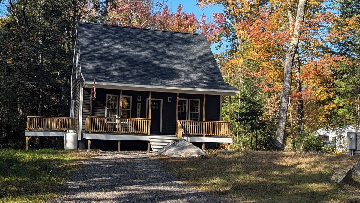 Standish House | NEW BUILD 3 BR COTTAGE, Salt water hot tub, apple orchards, kayaks, paddleboard