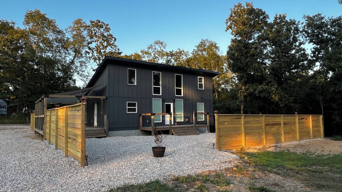 Pearcy House | NEW BUILD! 3BR 3BA with Loft Near Lakes Oaklawn Garvin Gardens & Hot Springs