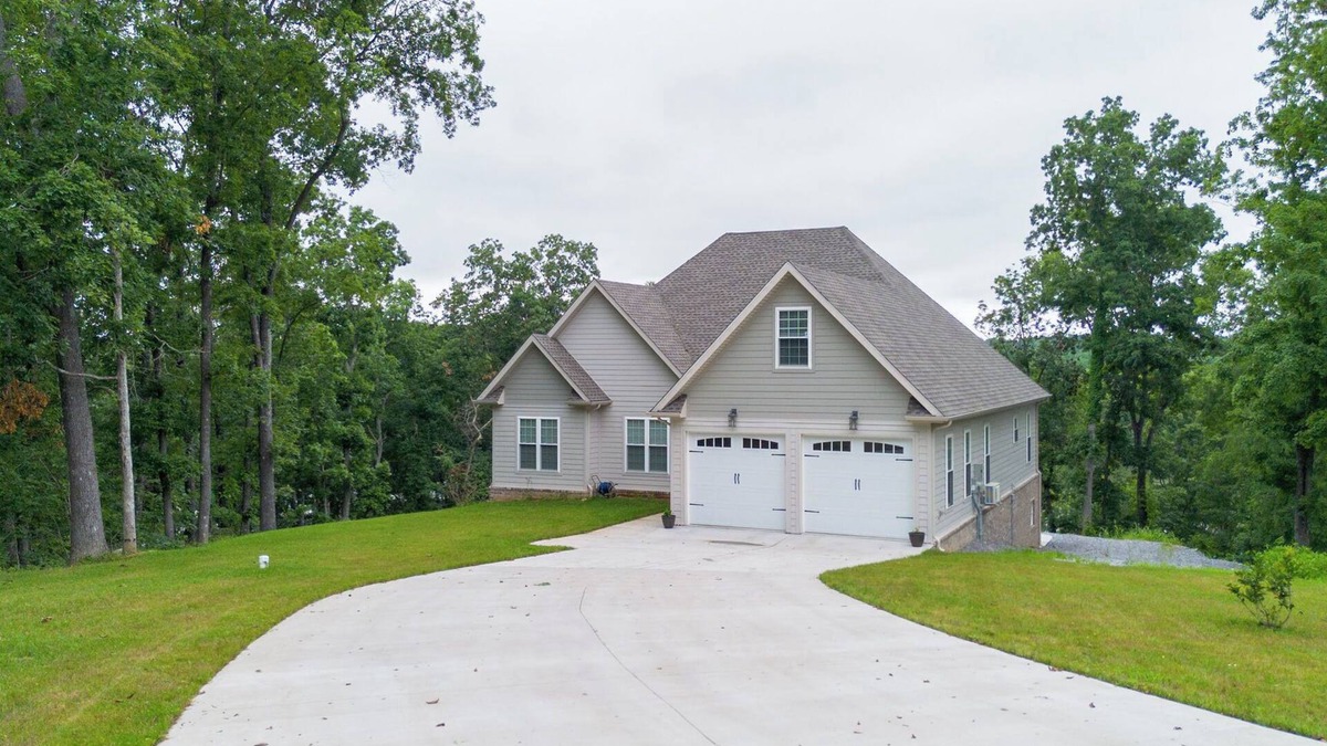 Almo House | New Build! Bayview- Private dock in quiet cul-de-sac. 20 minutes to Murray State