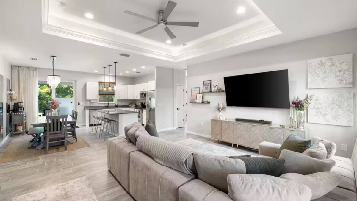 Caloosahatchee House | New Build Home w/King Suite, Pet Friendly, Fenced Yard, Safe, Central Location