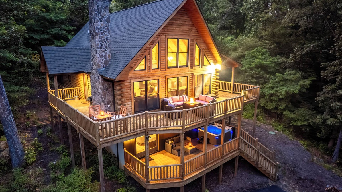 Chestnut Springs Cabin | New Build! Log Cabin with Hot Tub in Wintergreen