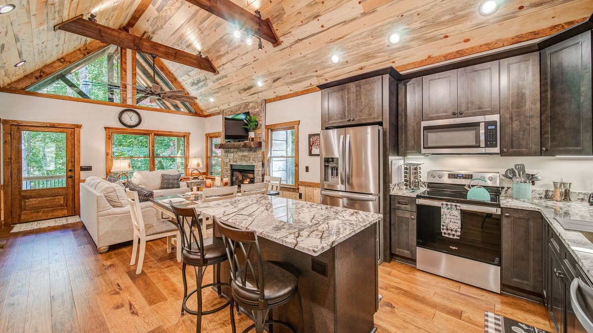 Ellijay House | New Build Luxury Cabin near Town! Fire Pit~ Hot tub~ Game Room~Pool & Fireplace!